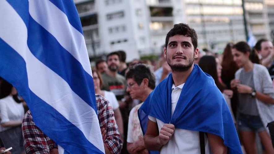 Des Grecs participent à une manifestation pro-européenne devant le parlement à Athènes le 22 juin 2015