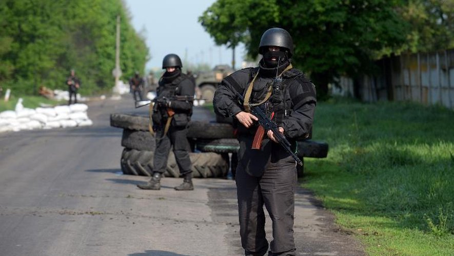 Des soldats ukrainiens tiennent un barrage routier près de Slaviansk, le 3 mai 2014