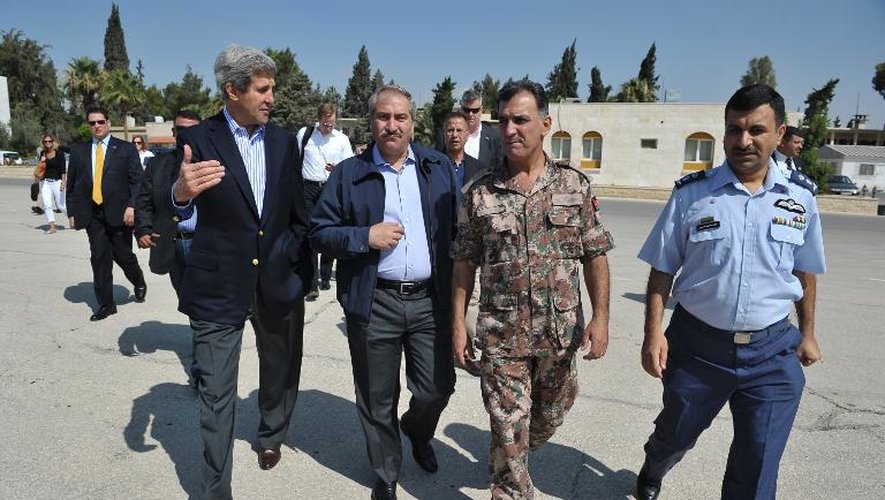 Le secrétaire d'Etat américain John Kerry (g), en compagnie du ministre jordanien des Affaires étrangères Nassser Judeh, le 18 juillet 2013 à Marka, en Jordanie