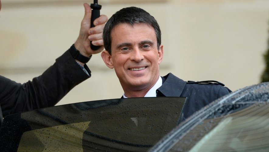 Le Premier ministre Manuel Valls quitte l'Elysée après le  conseil des ministres extraordinaire, le 10 mai 2016