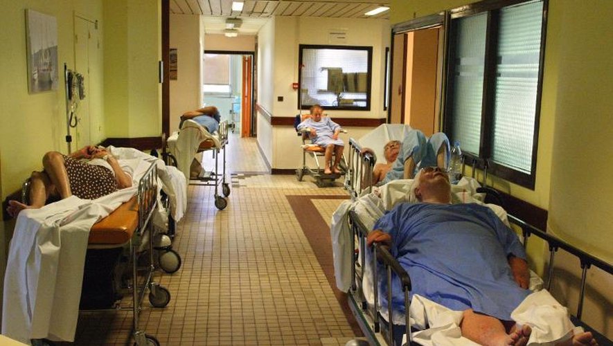 Des personnes âgées souffrant de la canicule allongées dans un couloir des urgences du centre hospitalier de Versailles, le 11 août 2003