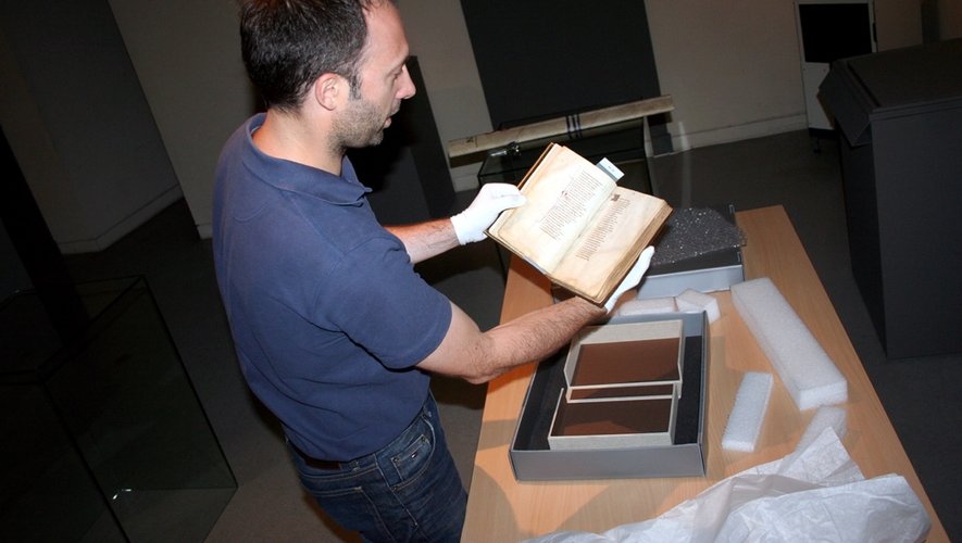 Le conservateur Aurélien Pierre a installé l'ouvrage datant du XIIIe siècle, hier, dans l'une des salles d'exposition temporaire du musée Fenaille.