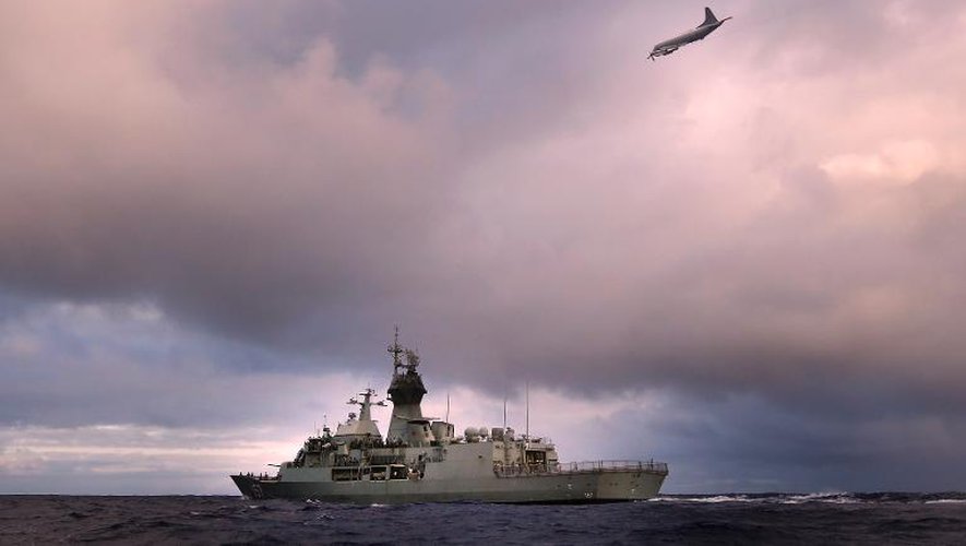 Photo de l'armée australienne prise le 13 avril 2014 du navire HMAS Perth croisant dans l'océan Indien austral à la recherche de débris du vol MH370, épaulé par un chasseur de l'aviation néo-zélandaise