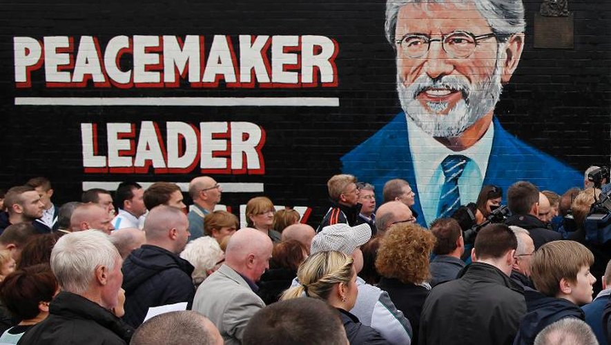 Des partisans du Sinn Fein manifestent pour la libération de leur leader Gerry Adams, le 3 mai 2014 à Belfast