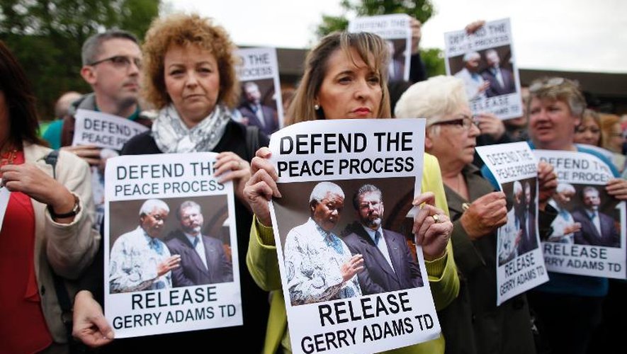 Des partisans du Sinn Fein manifestent pour la libération de leur leader Gerry Adams, le 3 mai 2014 à Belfast