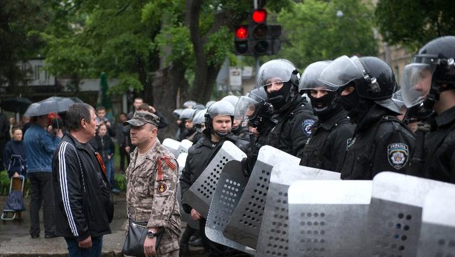 Un militant pro-russe devant un cordon de police à Odessa, dans le sud de l'Ukraine, le 4 mai 2014
