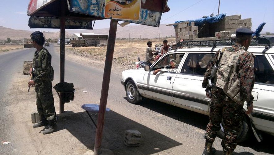 Des soldats yéménites à un barrage routier à Amran, au nord de la capitale Sanaa, le 10 avril 2014