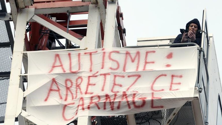 Une mère d'enfant autiste proteste contre l'indigence des soins pour les personnes autistes en France, à Toulouse, le 21 mars 2014