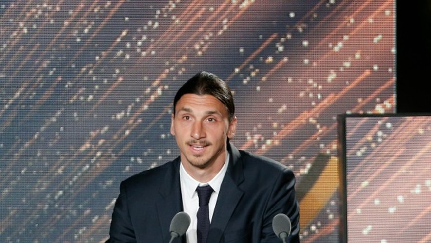 L'attaquant vedette du PSG Zlatan Ibrahimovic, désigné meilleur joueur de Ligue 1 de la saison, le 8 mai 2016 à Paris