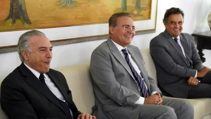 Le vice-président brésilien Michel Temer (G) et le président du Sénat Renan Calheiros (C), le 27 avril 2016 à Brasilia
