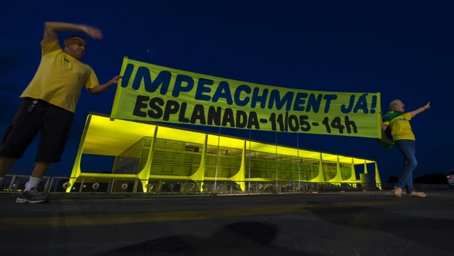 Des manifestants réclament la destitution de Dilma Rousseff devant le palais Planalto à Brasilia le 10 mai 2016