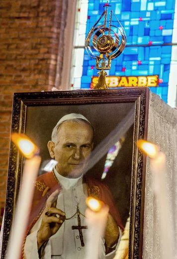 Une relique de Jean-Paul II est installée sur un portait de l'ancien pape durant une cérémonie en l'église Notre-Dame des Mineurs à Waziers, le 4 mai 2014