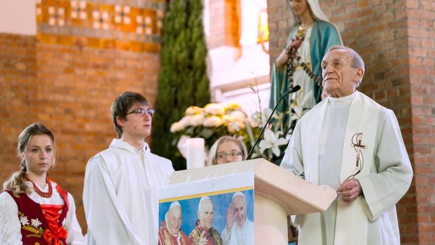 L'abbé François Wojtyla (d), un petit cousin de Jean Paul II, lors d'une cérémonie marquant l'arrivée de la relique de Jean Paul II à l'église "Notre-Dame des Mineurs" à Waziers, le 4 mai 2014
