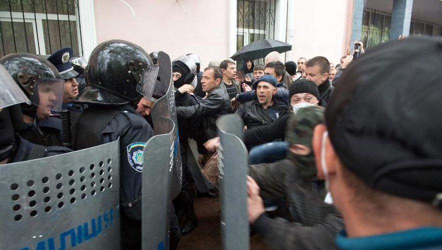 Affrontement entre la police et les pro-russes à Odessa en Ukraine, le 4 mai 2014
