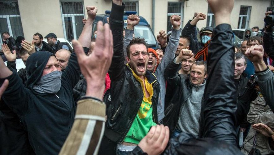 Des militants prorusses réagissent après leur libération à Odessa le 4 mai 2014