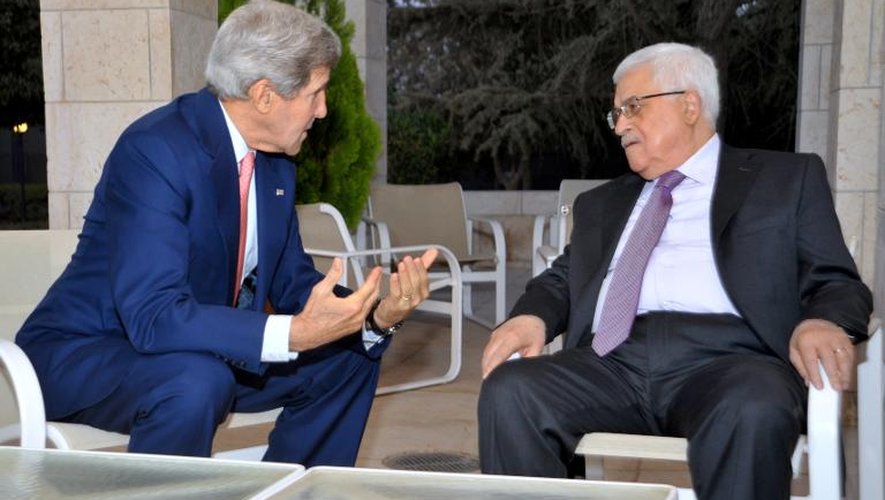Le secrétaire d’Etat américain John Kerry (g) et le président palestinien Mahmoud Abbas le 16 juillet 2013 à Amman