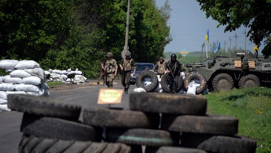 Des soldats ukrainiens prennent position à un checkpoint près de Slaviansk, le 4 mai 2014