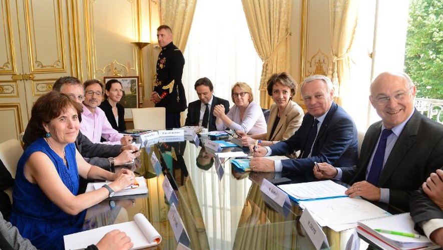 Le Premier ministre Jean-Marc Ayrault (2e d) avec d'autres membres du gouvernement et des représentants des syndicats à Matignon pour des discussions sur les retraites le 5 juillet 2013