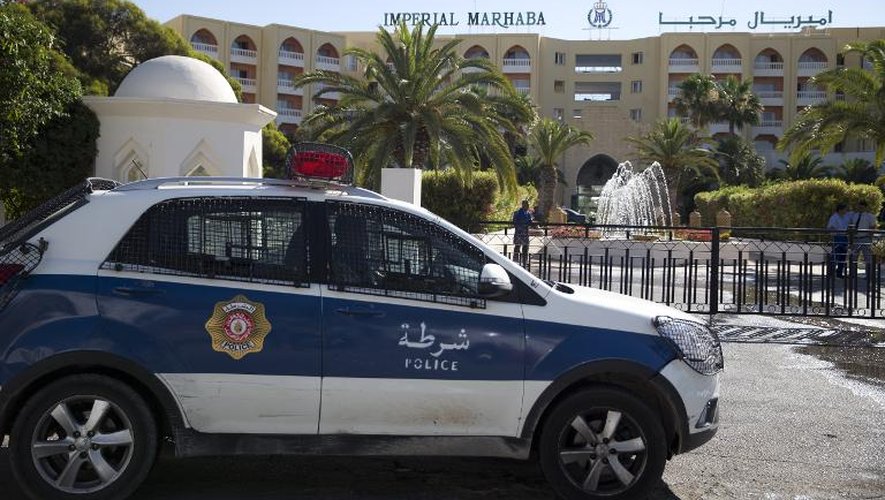 Une voiture de police patrouille devant l'hôtel Riu Imperial Marhaba à Port el Kantaoui, près de Sousse, en Tunisie, le 27 juin 2015