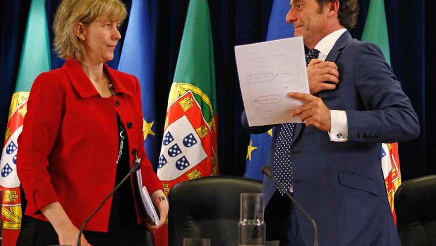 Le ministre des Finances portugais Maria Luis Albuquerque et le vice-Premier ministre portugais Paulo Portas après une conférence de presse à Lisbonne le 2 mai 2014