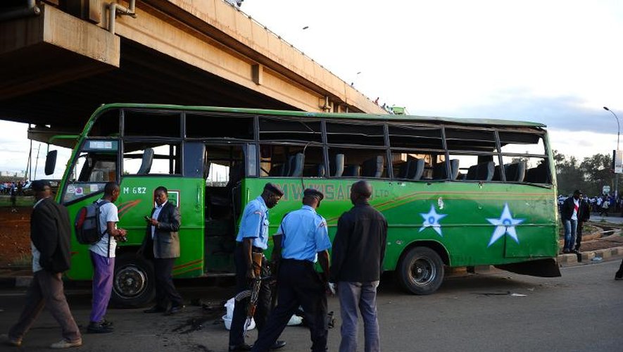 Des policiers patrouillent après l'explosion de deux bus à Nairobi, le 4 mai 2014