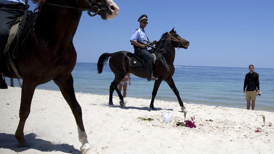 Des policiers à cheval sur la plage de Port el Kantaoui où a eu lieu la tuerie qui a fait 38 victimes, le 28 juin 2015