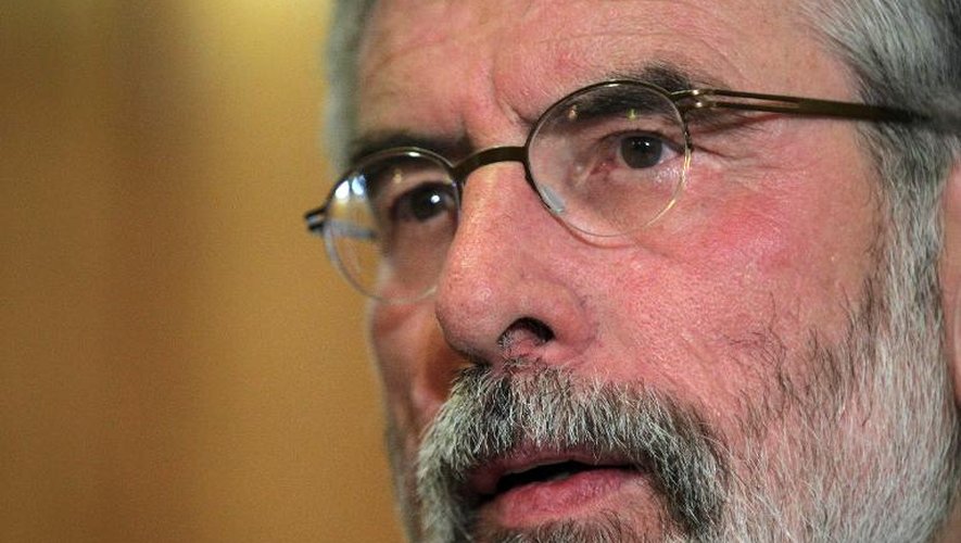 Le dirigeant du Sinn Fein Gerry Adams donne une conférence de presse dans un hôtel de Belfast, après la fin de sa garde à vue liée à un meurtre commis par l'IRA en 1972, le 4 mai 2014