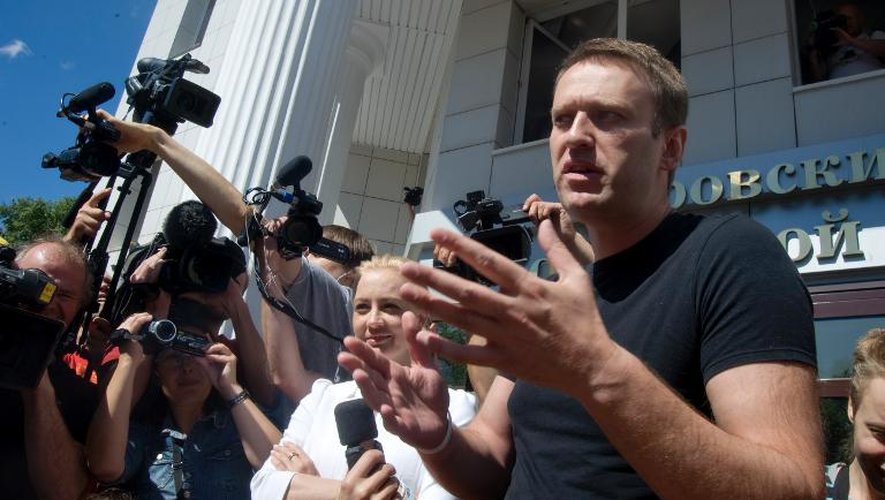 L'opposant russe Alexeï Navalny à la sortie du tribunal de Kirov le 19 juillet 2013