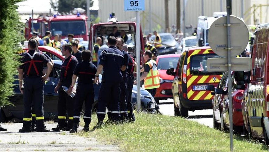 La police et les pompiers, le 26 juin 2015 à l'entrée du site d'Air Products à Saint-Quentin-Fallavier, près de Lyon