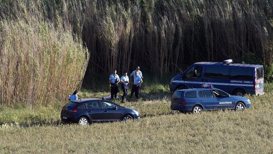 Des gendarmes sur le site où deux enfants ont été ensevelis sous la terre, à Ceyras (Hérault), le 4 mai 2014