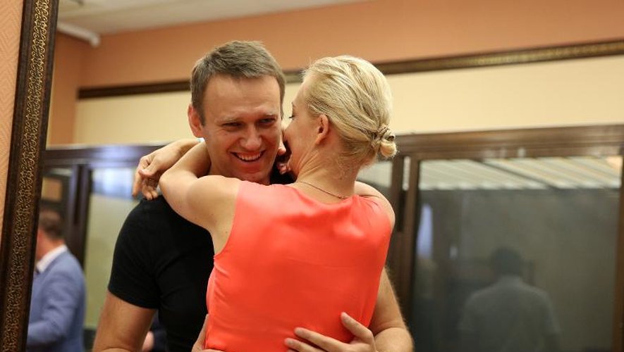 L'opposant russe Alexeï Navalny embrasse son épouse au tribunal de Kirov le 19 juillet 2013