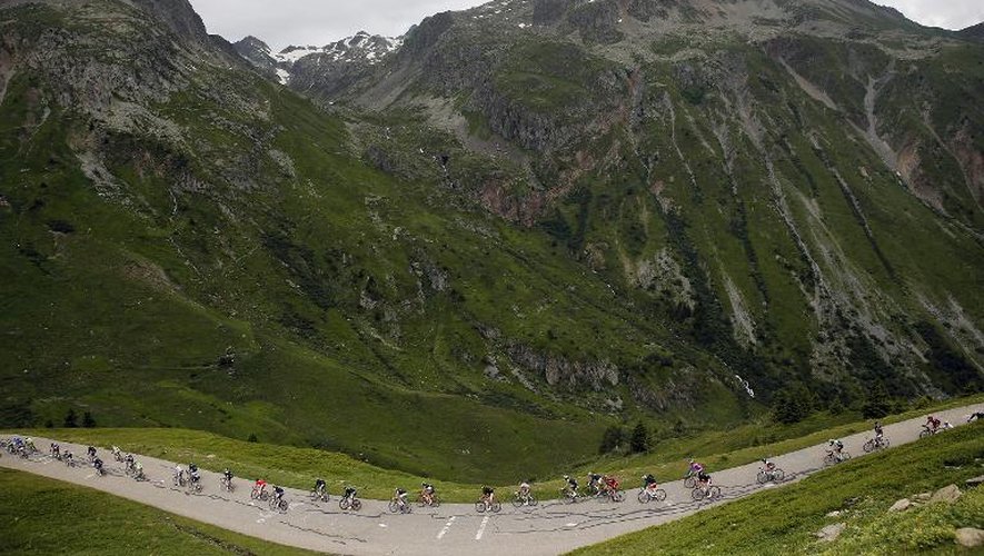 Les coureurs sur la 19e étape du Tour de France entre Bourg-d'Oisans et Le Grand-Bornand, dans les Alpes, le 19 juillet 2013