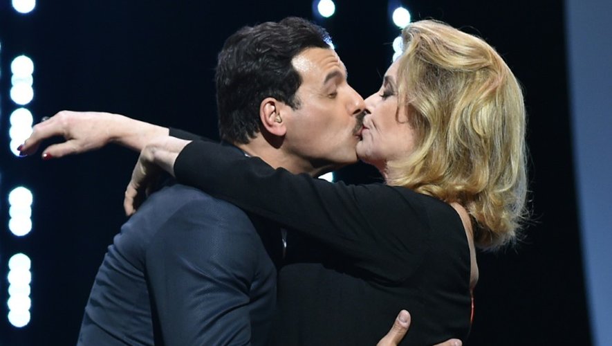 L'actrice Catherine Deneuve embrasse le maître de cérémonie Laurent Lafitte, à Cannes, le 11 mai 2016