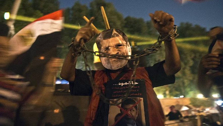 Un manifestant porte un masque représentant le président déchu Mohamed Morsi, devant le palais présidentiel au Caire le 19 juillet 2013