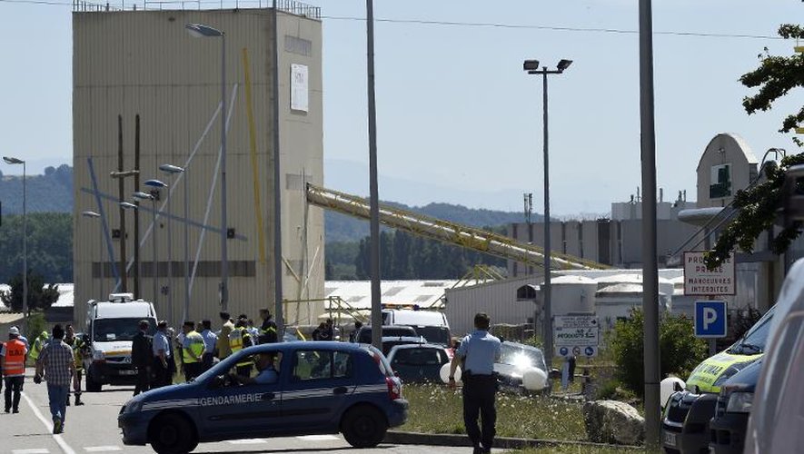 Forces de sécurité devant l'entrée d'Air Products où un attentat a été commis le 26 juin 2015 à Saint-Quentin-Fallavier
