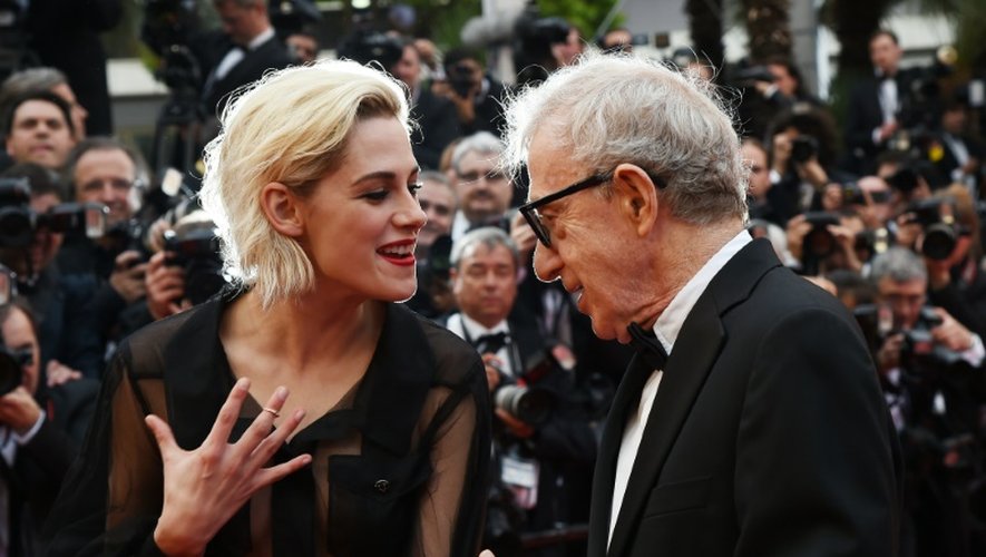 L'actrice aéricaine Kristen Stewart et le réalisateur Woody Allen arrivent pour la projection de "Cafe Society" le 11 mai 2016 à Cannes