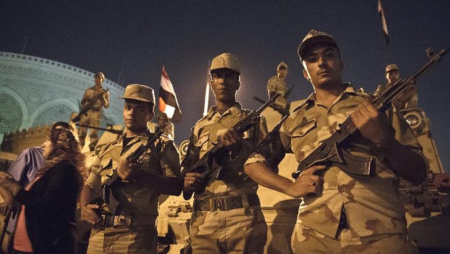 Des soldats gardent l'entrée du palais présidentiel, au Caire le 19 juillet 2013