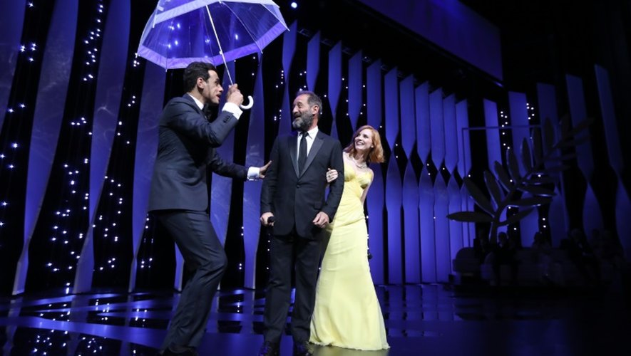 Le maître de cérémonie Laurent Lafitte sur scène avec Vincent Lindon et Jessica Chastain pendant la cérémonie d'ouverture du 69e Festival de Cannes