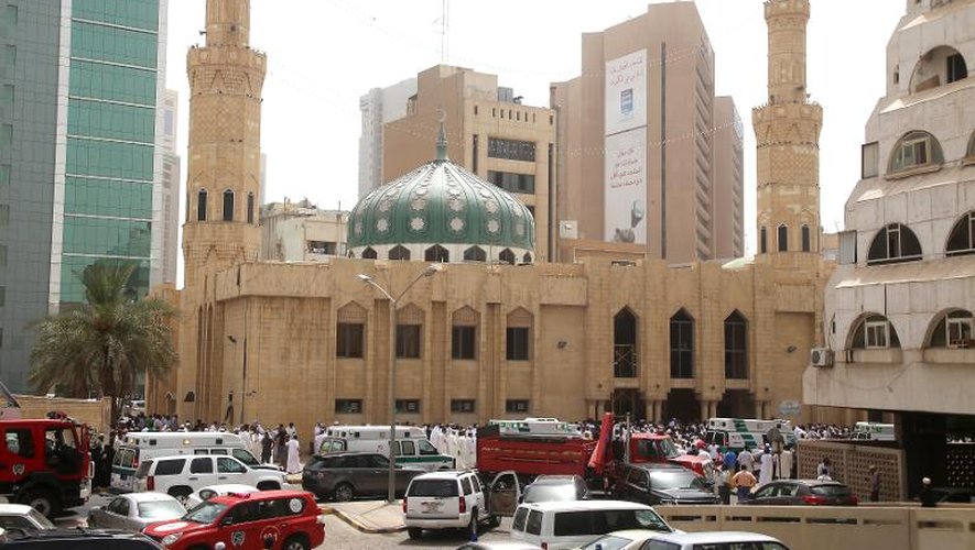 Les forces de sécurité et les personnels médicaux devant la mosquée Shiite Al-Imam al-Sadeq à Kuwait City, le 26 juin 2015