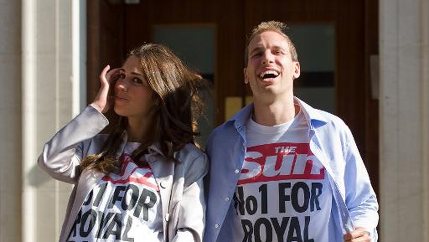 Des sosies de Kate et William devant l'hôpital St Mary à Londres le 19 juillet 2013