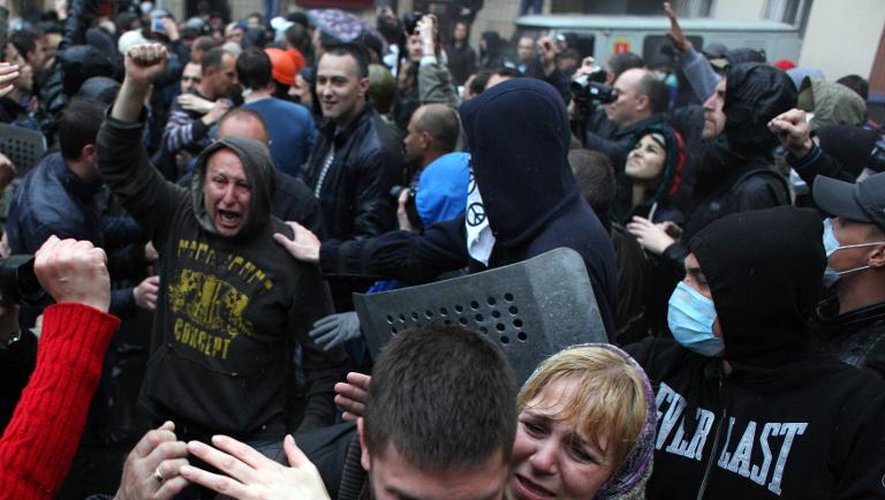 Des pro-russes arrêtés lors d'une manifestation, libérés le 4 mai 2014 par la police à Odessa