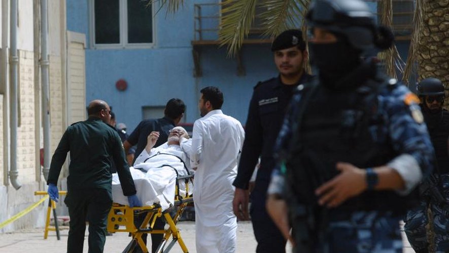 Evacuation d'un blessé après une attaque contre une mosquée chiite à Koweït-City, le 26 juin 2015