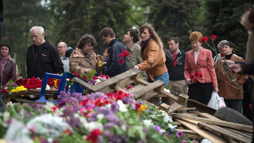 Des fleurs déposées le 4 mai 2014 devant laMaison des Syndicats à Odessa en hommage aux victimes de l'incendie