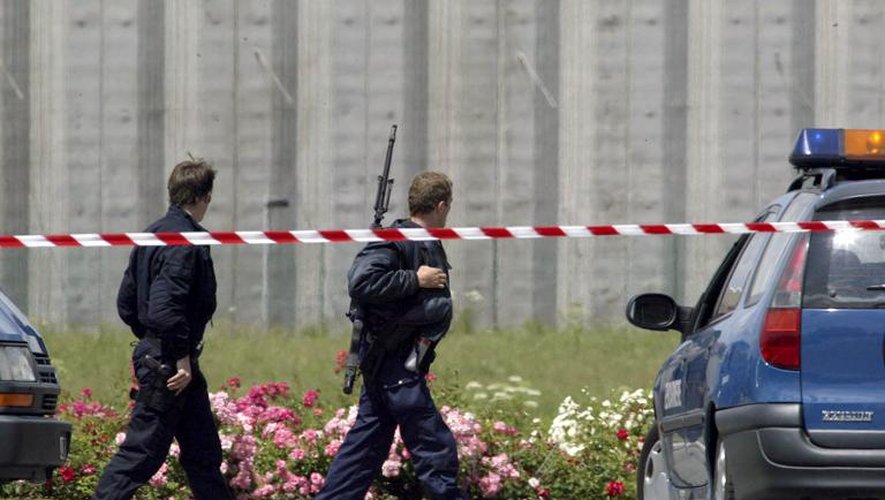 Des tireurs d'élite, le 18 juin 2003 devant la centrale de Moulins-Yzeure