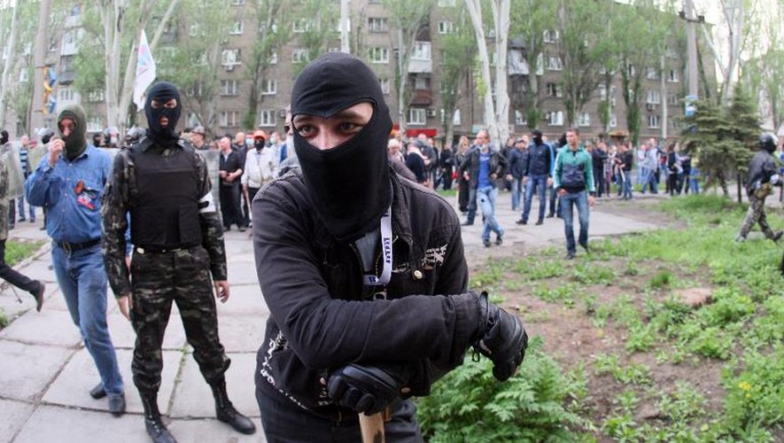 Des activistes pro-russes devant un bâtiment public dont ils ont pris le contrôle le 4 mai 2014 à Donetsk