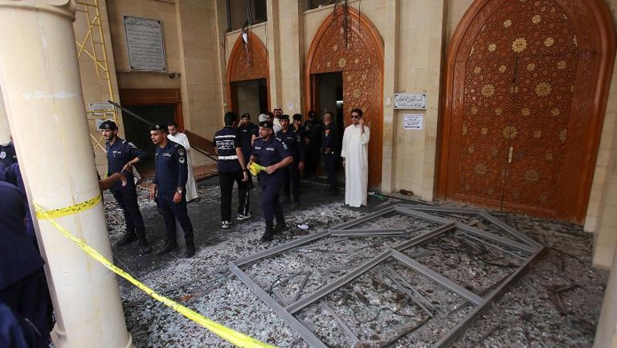 Forces de sécurité dans la mosquée chiite de Koweït-City frappée par un attentat, le 26 juin 2015