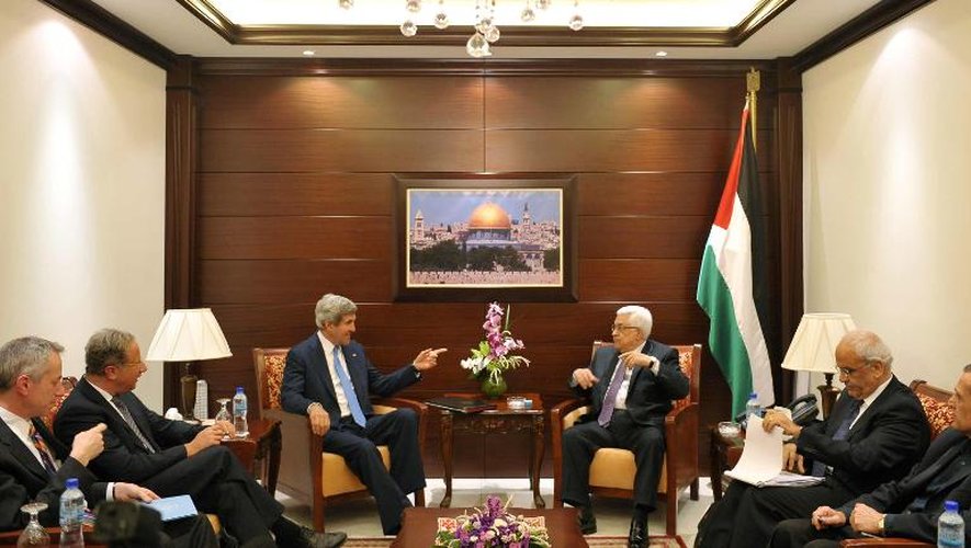 Le secrétaire d'Etat, John Kerry (au centre à gauche) en discussion le 19 juillet 2013 avec le président palestinien Mahmoud Abbas (au centre à droite) à Ramallah