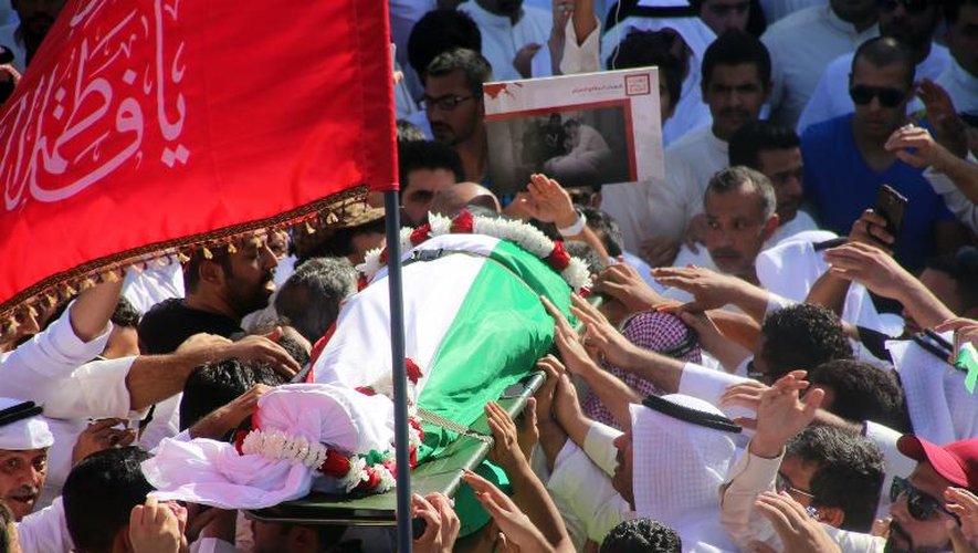 Funérailles d'une des victimes de l'attentat contre une mosquée chiite de Koweït-City, le 27 mai 2015