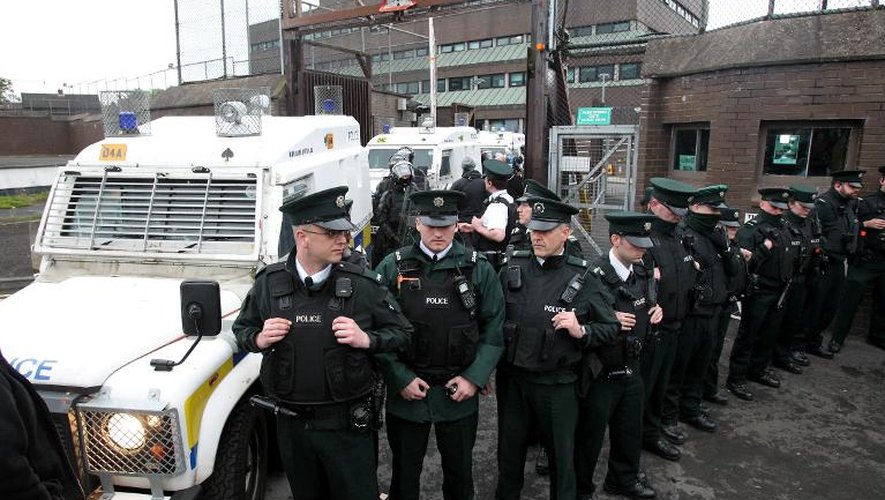 Des policiers le 4 mai 2014 devant le commissariat d'Antrim