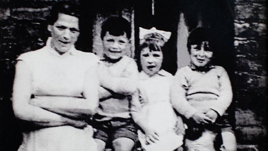 Reproduction d'une photo datée de décembre 1972 de Jean McConville (G) et de 3 de ses enfants
